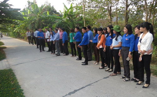 Các đại biểu tham quan tuyến đường thanh niên tự quản sáng-xanh-sạch-an ninh